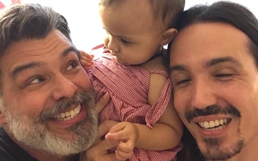 Mauricio Mattar celebra os 11 meses da neta em foto fofa com ela e o filho