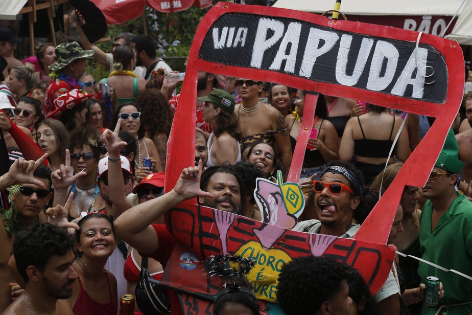 Foliões brincam com 'patriota do caminhão' e aprovam prisões de manifestantes golpistas