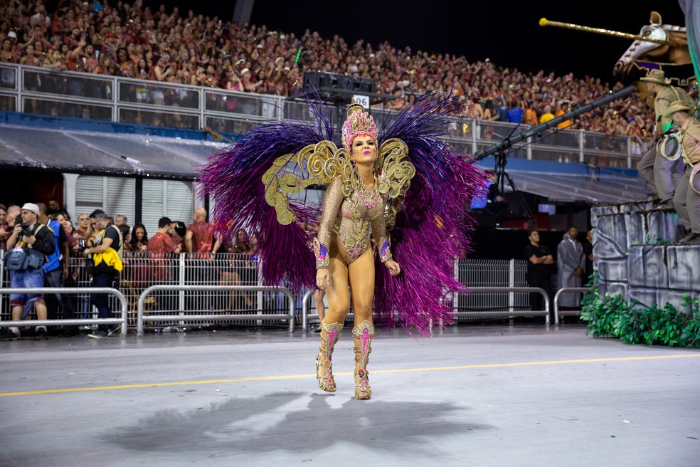 Modelo Tânia Oliveira desfila pela Dragões da Real — Foto: Marcelo Brandt/G1