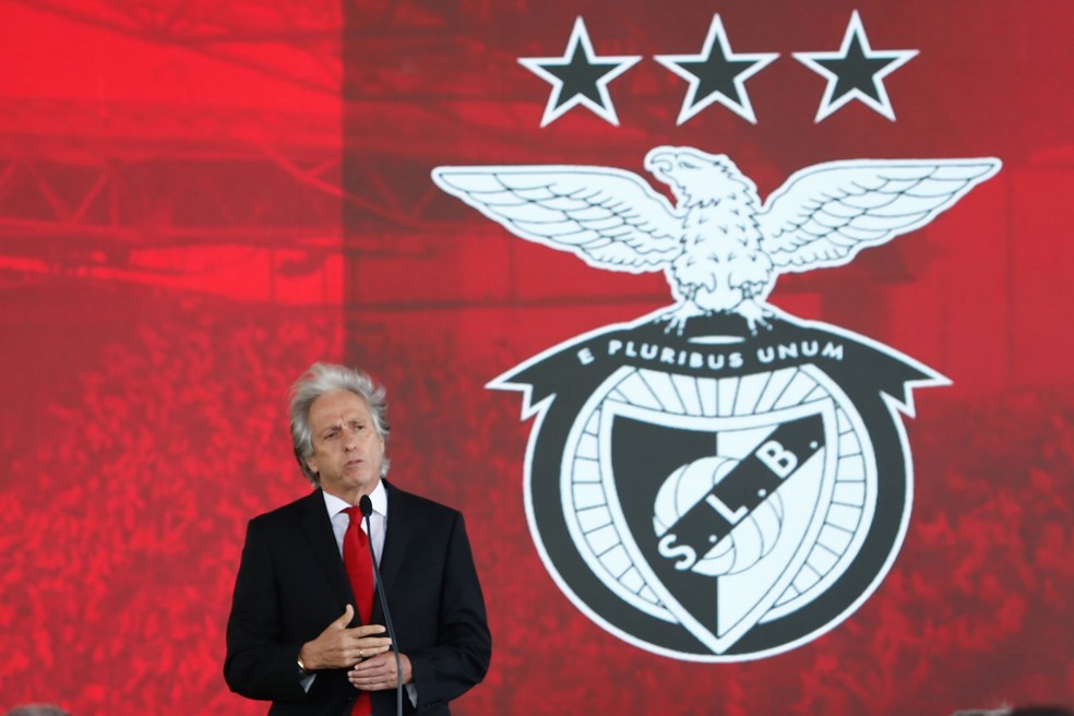 Jorge Jesus em sua apresentação no Benfica, nesta segunda — Foto: Efe