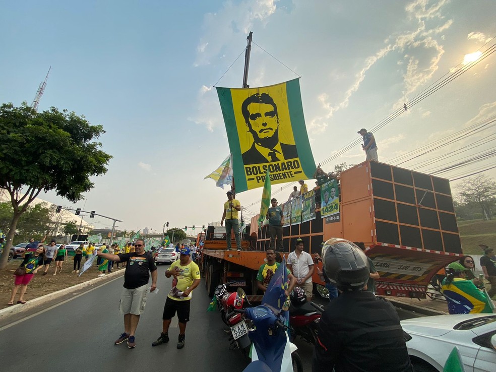 Ato em Cuiabá foi organizado pelo Movimento Verde Amarelo.  — Foto: Carla Salentim/TV Centro América
