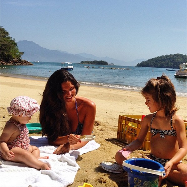 Dani Sarayba curtindo o dia à beira mar com suas filhas (Foto: Reprodução / Instagram)