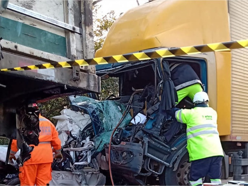 Carro foi prensado entre caminhões em acidente na Fernão Dias — Foto: Reprodução/Jornal Mais Bragança