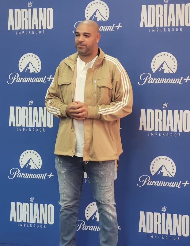 Ex-jogador de futebol no lançamento a série Adriano Imperador à imprensa (Foto: Quem)