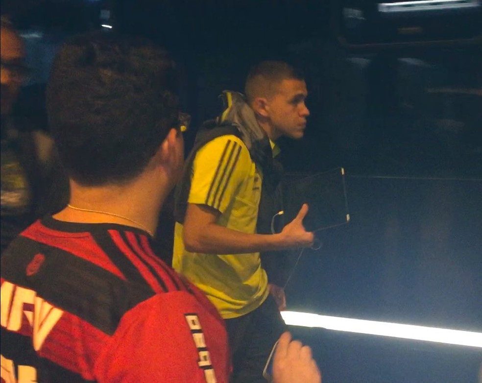 Piris da Motta voltou a ser relacionado contra o Inter, mas ficou só no banco no Beira-Rio — Foto: Thiago Lima