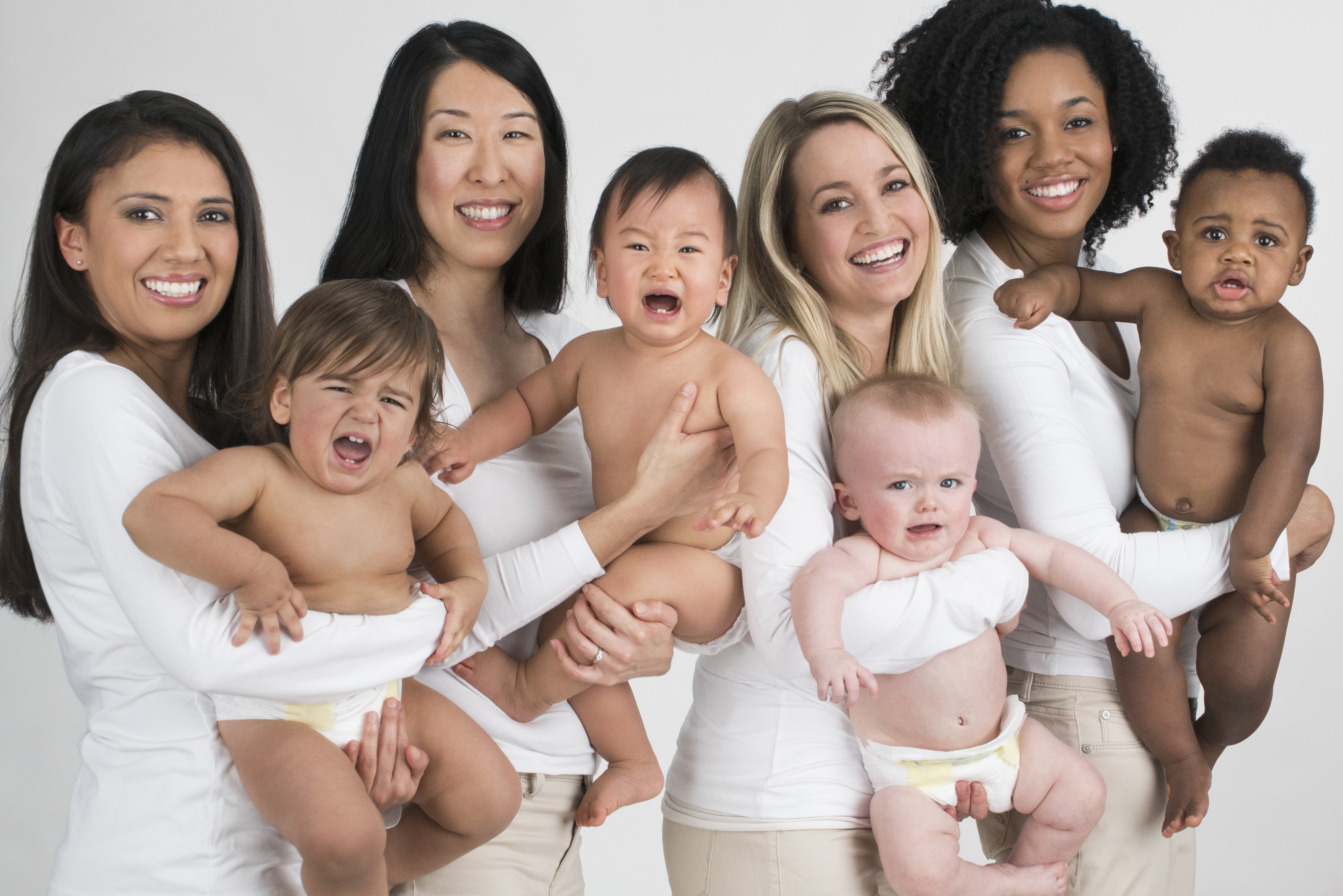 Grupo diverso de mães com os filhos (Foto: Ariel Skelley/Getty Images)