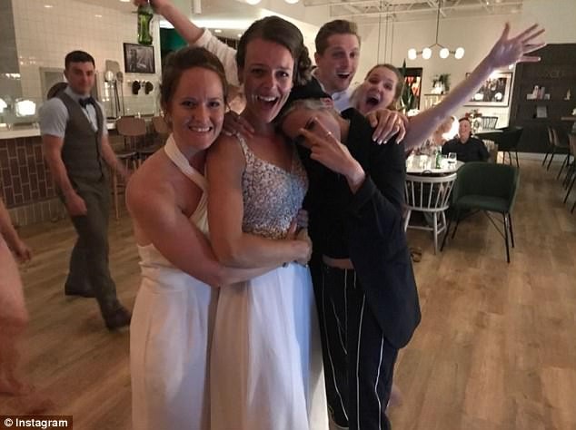 Kristen Stewart com as noivas (Foto: Reprodução/Instagram)