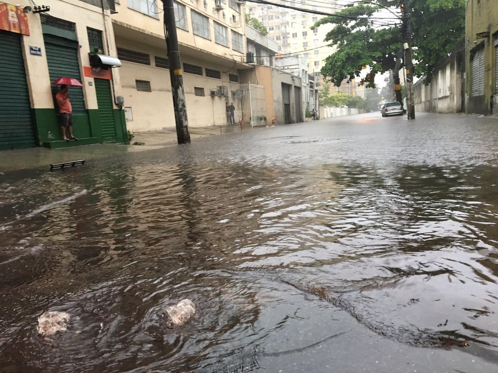 Rua General Bruce, em São Cristóvão, também encheu — Foto: Narayanna Borges/GloboNews