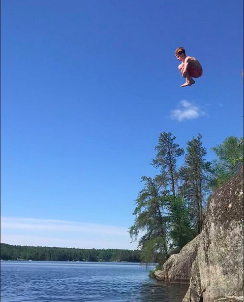A foto compartilhada por Julia Roberts mostrando o mergulho de um dos filhos dela em um lago no Canadá (Foto: Instagram)