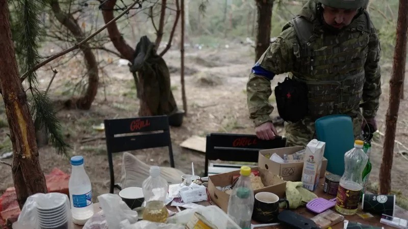 O que restou de um acampamento russo abandonado — os soldados teriam saqueado postos de gasolina (Foto: BBC News)