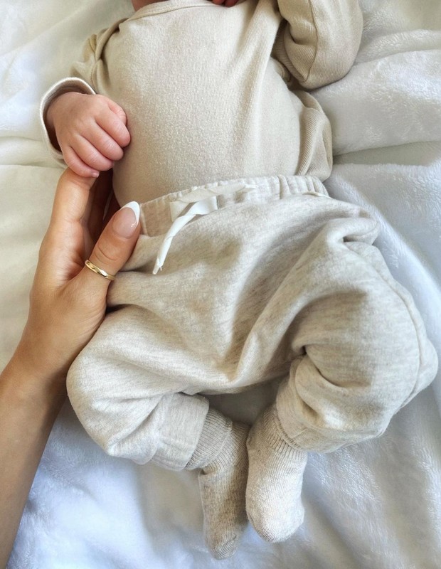 Jena Frumes e Jason Derulo anunciam nascimento do filho (Foto: Reprodução/Instagram)