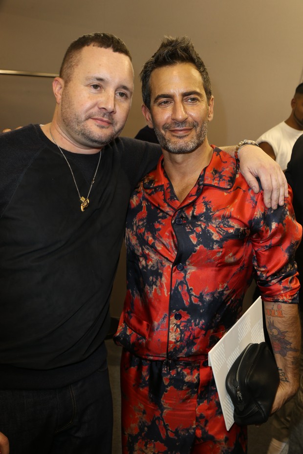 PARIS, FRANCE - JUNE 27: Kim Jones and Marc Jacobs pose backstage during Louis Vuitton Menswear Spring/Summer 2014 Show As Part Of The Paris Fashion Week on June 27, 2013 in Paris, France. (Photo by Petroff/Dufour/Getty Images) (Foto: Getty Images)