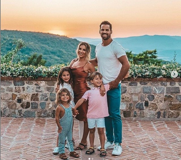 A cantora Jessie James Decker  com o marido e os filhos (Foto: Instagram)