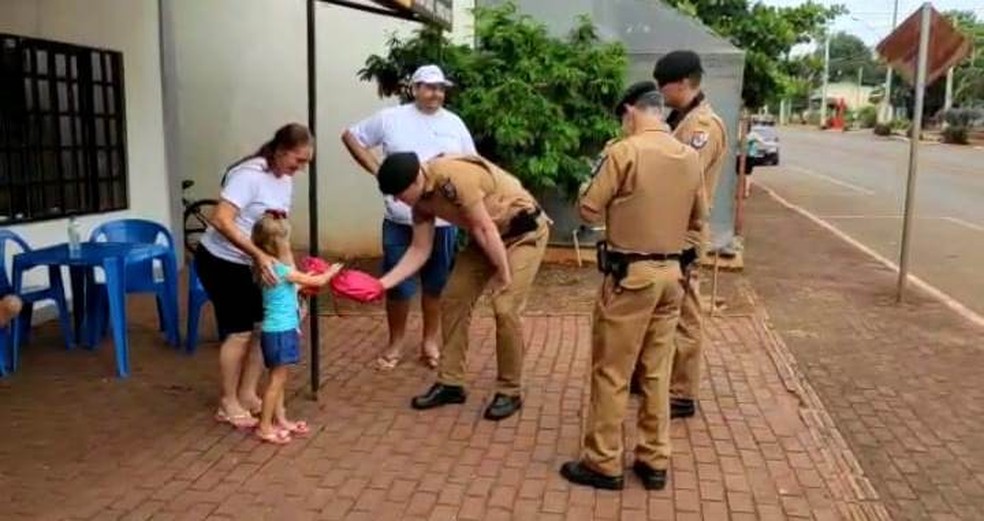 Policiais militares visitaram a menina fã da corporação para presenteá-la com uma farda, no oeste do Paraná — Foto: Divulgação/PM