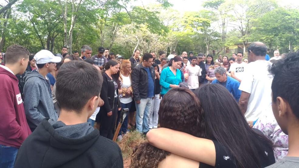 Adolescente morta a facadas foi enterrada em São Roque — Foto: Matheus Fazolin/G1