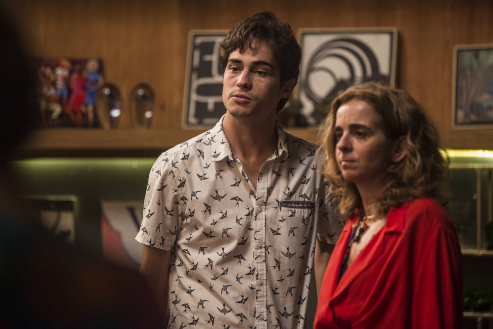 Danilo ao lado da diretora geral da novela, Maria de Médicis — Foto: Artur Meninea/Gshow