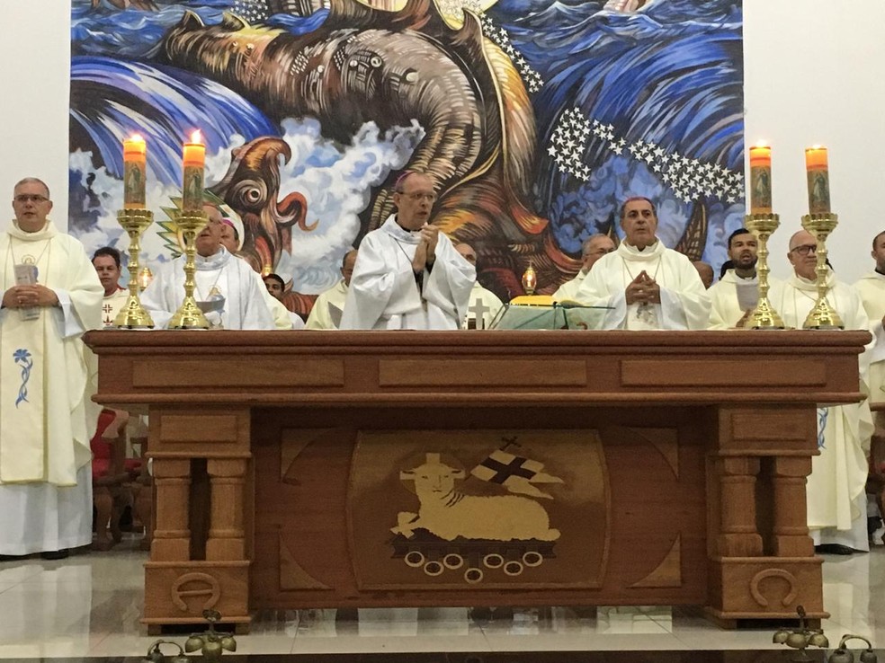 Missa de posse do novo bispo da Diocese do Juruá, Dom Flávio Giovanale, reuniu milhares de católicos — Foto: Mazinho Rogério/G1