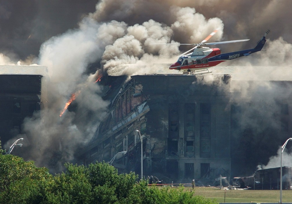 O Pentágono é visto em Washington após também ser atingido por um avião comercial durante os ataques terroristas de 11 de Setembro — Foto: Larry Downing/Reuters/Arquivo