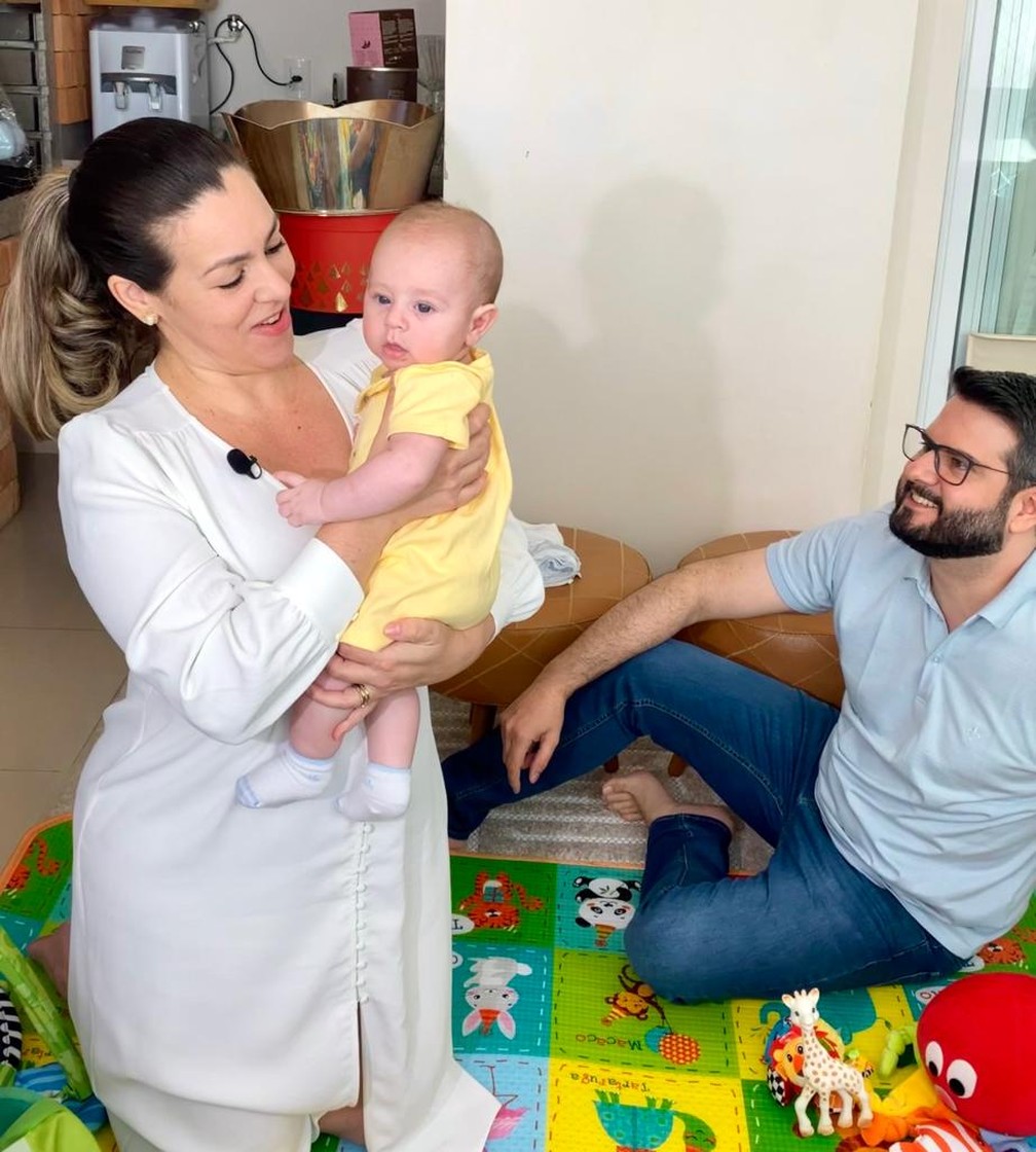 Cinthia Ribeiro com o marido Eduardo Mantoan e o bebê Vittorio — Foto: Jesana de Jesus/G1