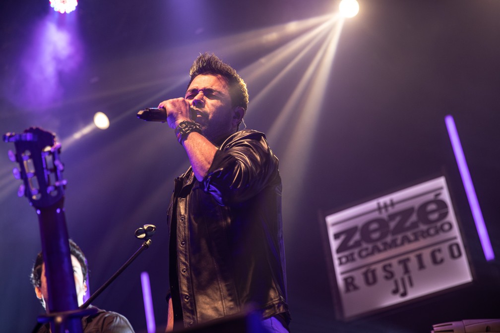 Zezé Di Camargo se apresenta cantando durante evento de lançamento em São Paulo de seu novo álbum em carreira solo — Foto: Fábio Tito/g1