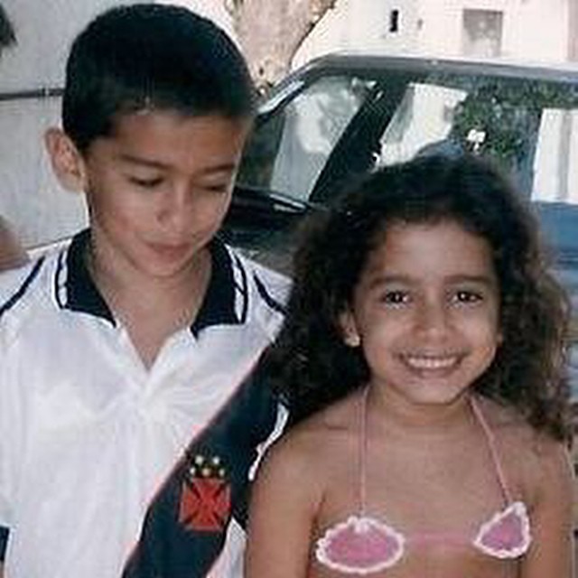 Anitta publicou foto de infância em que aparece ao lado do irmão (Foto: Instagram/ Reprodução)