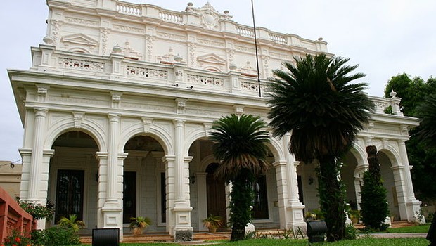 Sede da reitoria da Universidade Nacional de Assunção, no Paraguai (Foto: Wikimedia Commons)