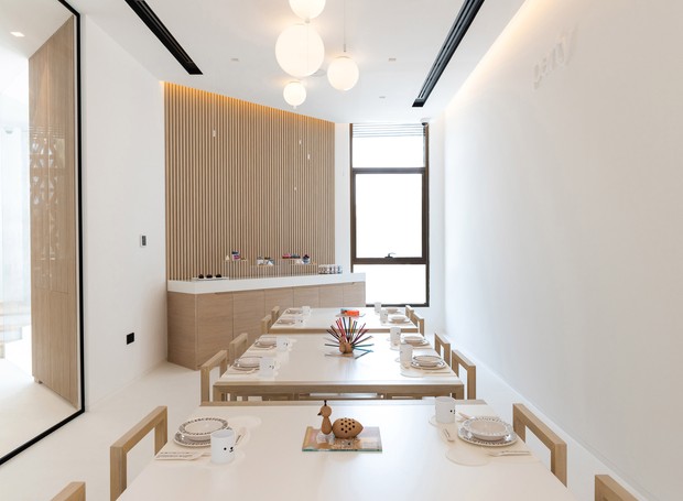 O espaço do restaurante e do varejo é decorado com cores e materiais neutros que, segundo o estúdio, fomentam a curiosidade dos pequenos (Foto: Reprodução/Dezeen)