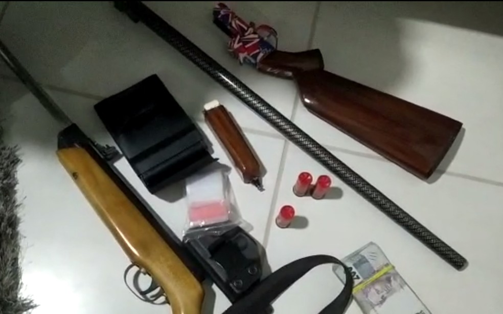 Armas encontradas em uma casa onde foi cumprido busca e apreensão pela polícia em Goiás — Foto: Divulgação/Polícia Civil