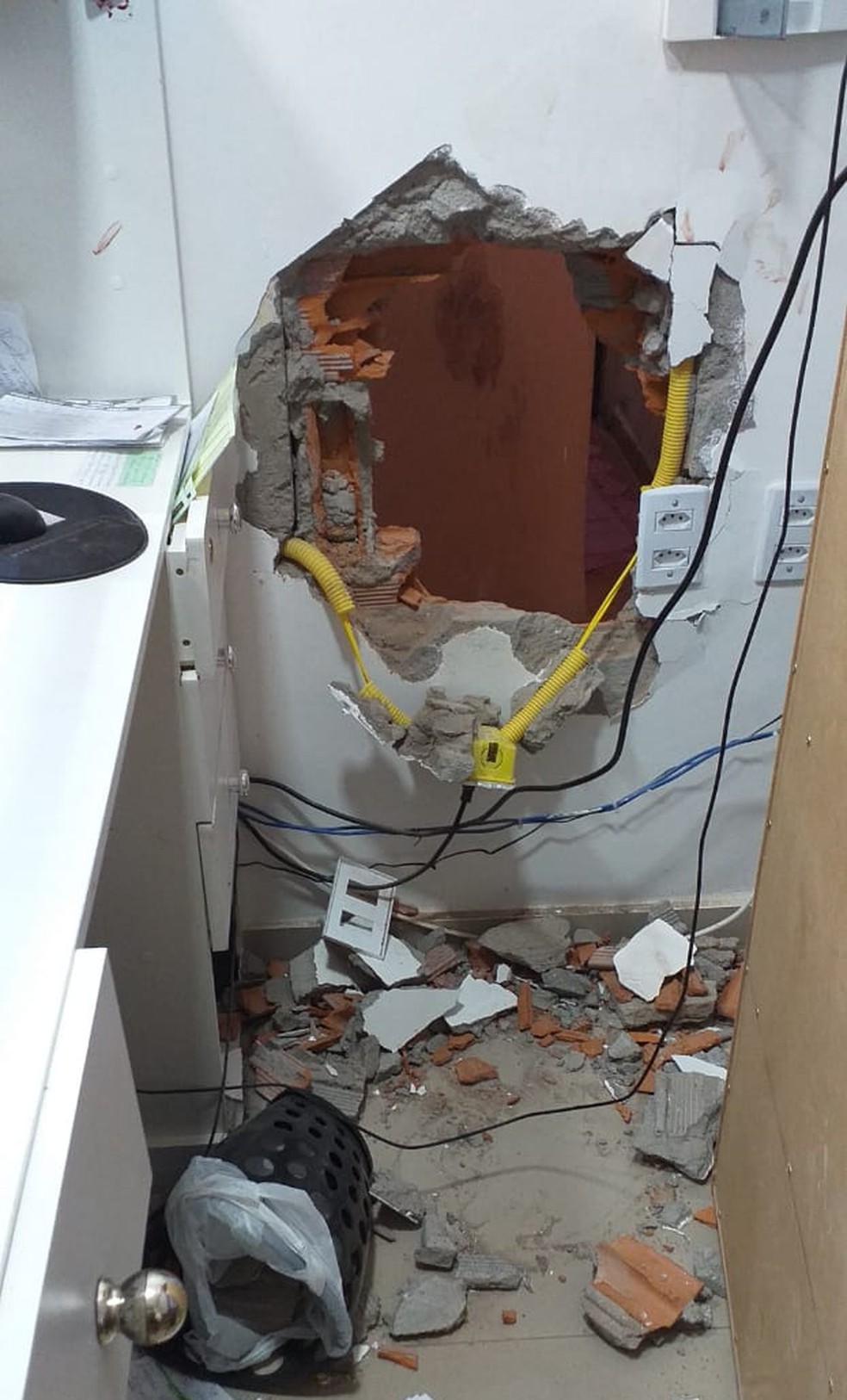 Parede de casa que dá acesso à loja foi quebrada — Foto: Reprodução