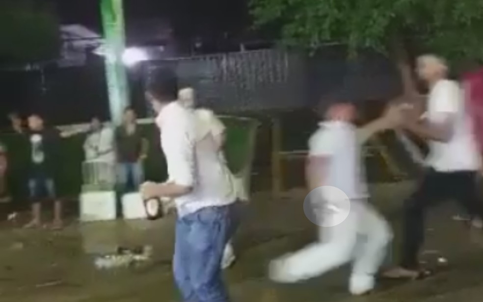 Vídeo mostra homem com faca, que teria atacado jovem na festa de réveillon em Montividiu, Goiás — Foto: Reprodução/TV Anhanguera