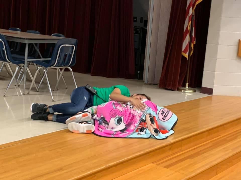Esther deitada ao lado de Kenlee na escola (Foto: Reprodução Facebook)