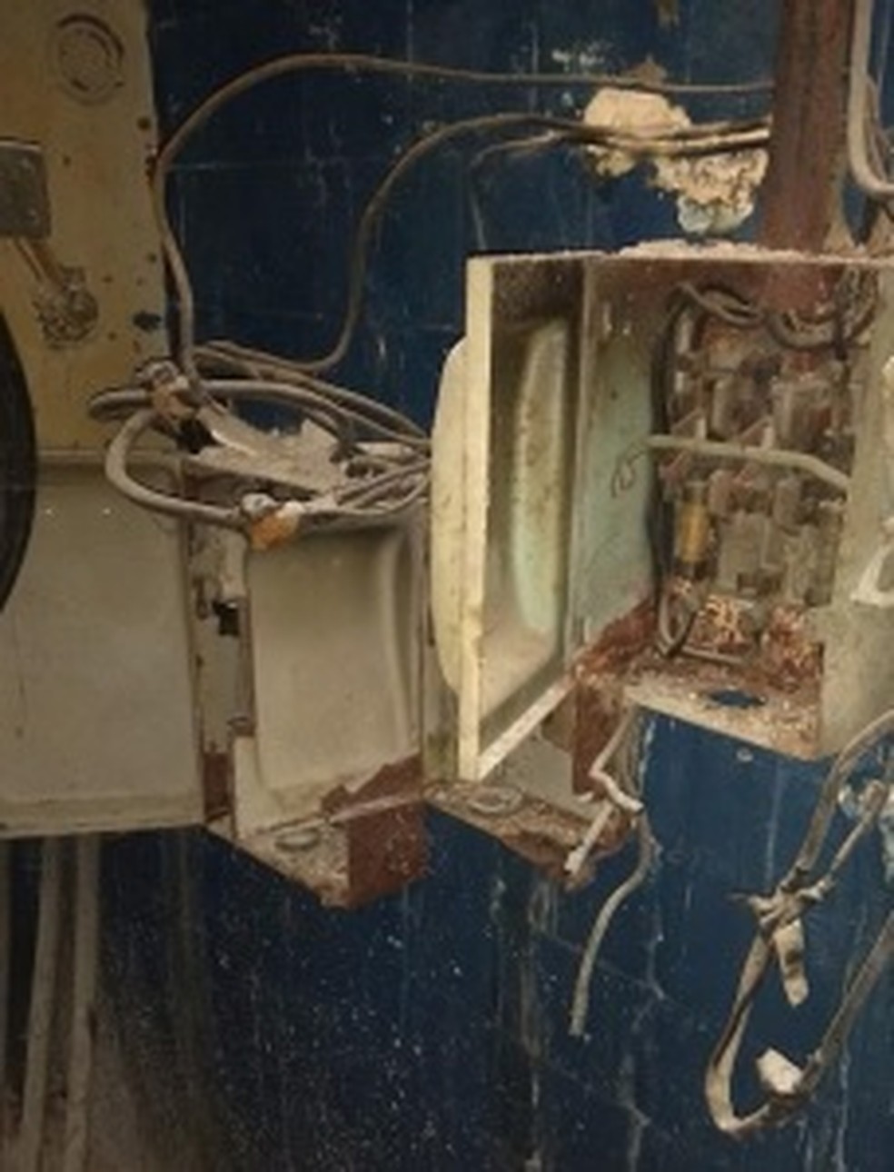 Quadro de força do Hospital Federal de Bonsucesso considerado obsoleto e que ofereceria risco para os operadores, segundo relatório — Foto: Reprodução