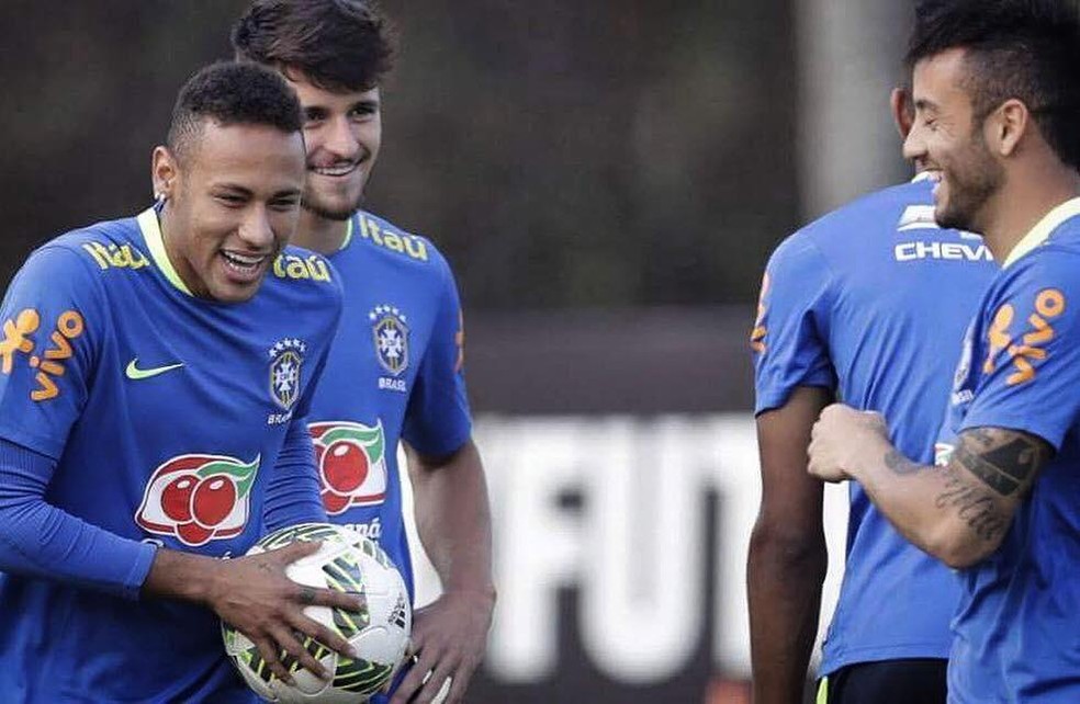 Arthur guarda com carinho recordações do período ao lado de craques da seleção brasileira — Foto: Arquivo Pessoal