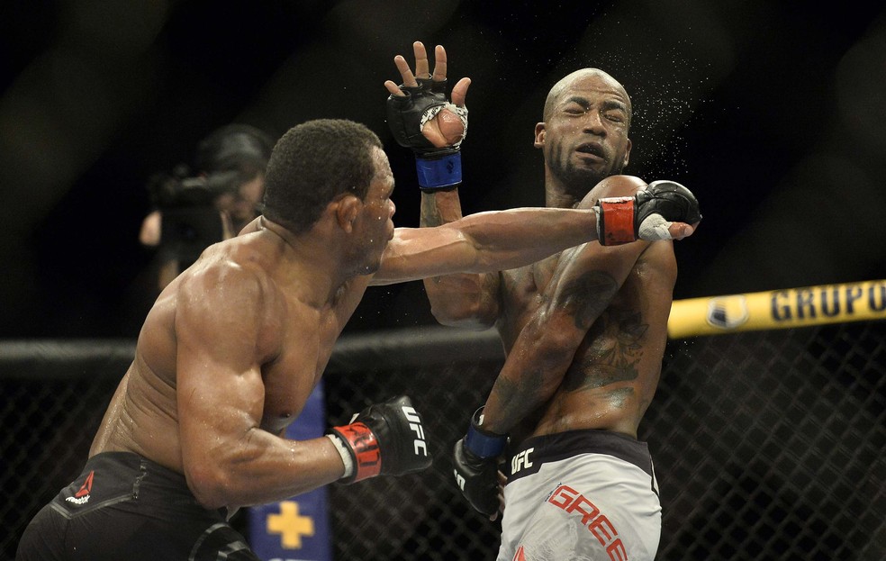 Massaranduba golpeia Bobby Green no UFC São Paulo — Foto: Marcos Ribolli