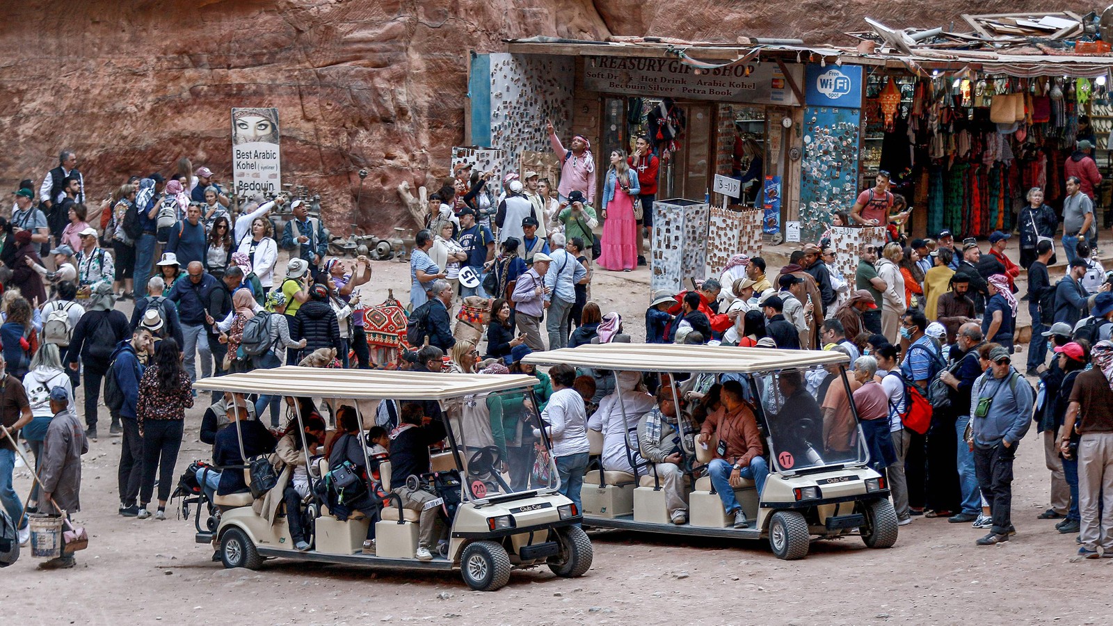 Cerca de 1.700 pessoas trabalham em Petra, na Jordânia, como guias turísticos, vendedores ou condutores de burros, cavalos, camelos ou charretes elétricas — Foto: Khalil Mazraawi / AFP