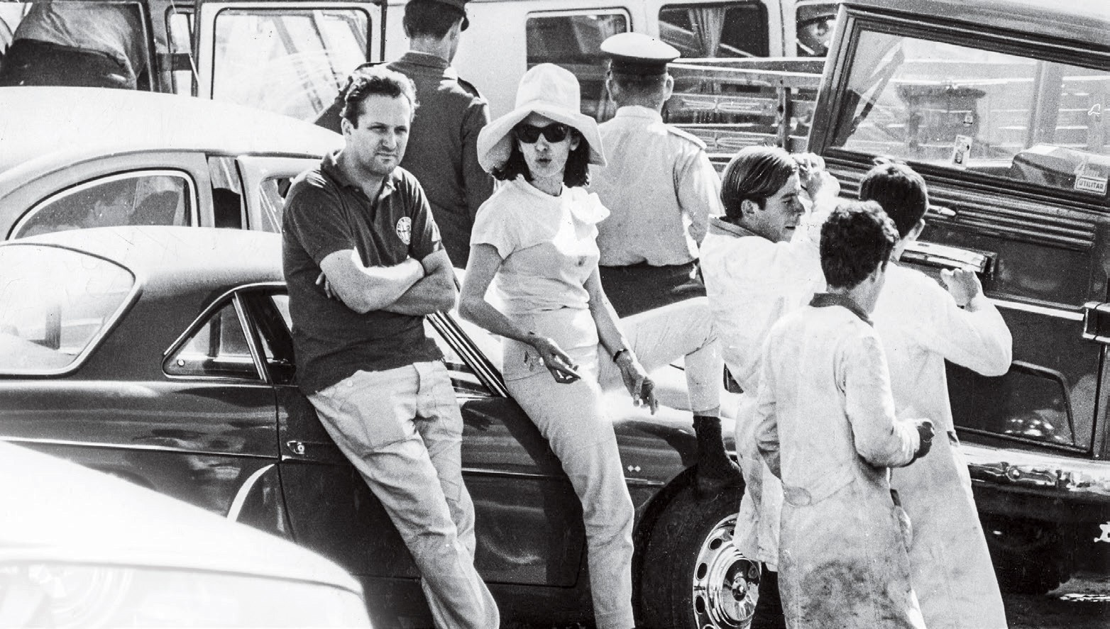Lulla e seu marido, Piero Gancia, no circuito de Interlagos, em março de 1967 (Foto: Arquivo Pessoal e Estadão Conteúdo)
