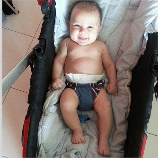 Pietro, filho da Pri Pires, sorri para a foto (Foto: Reprodução/Instagram)