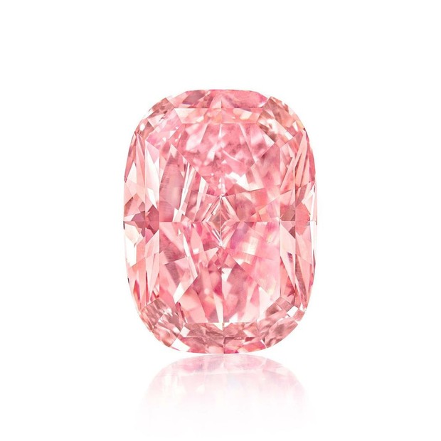O Williamson Pink Star, de 11,15 quilates, é o segundo maior diamante rosa vívido, internamente impecável, a aparecer em leilão (Foto: Divulgação/ @sothebys)