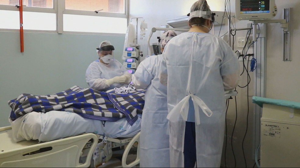 Atendimento em leito de hospital no DF — Foto: TV Globo / Reprodução