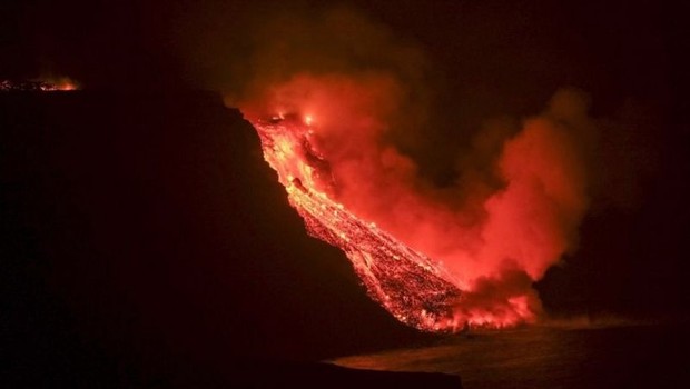 BBC- Lava do vulcão de La Palma chega ao oceano Atlântico (Foto: EPA via BBC News Mundo)