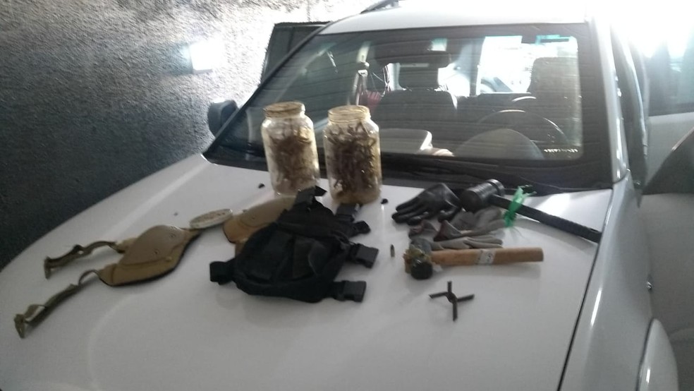 Além do suspeito preso, a polícia apreendeu munições e pregos retorcidos. — Foto: Divulgação/PMPR