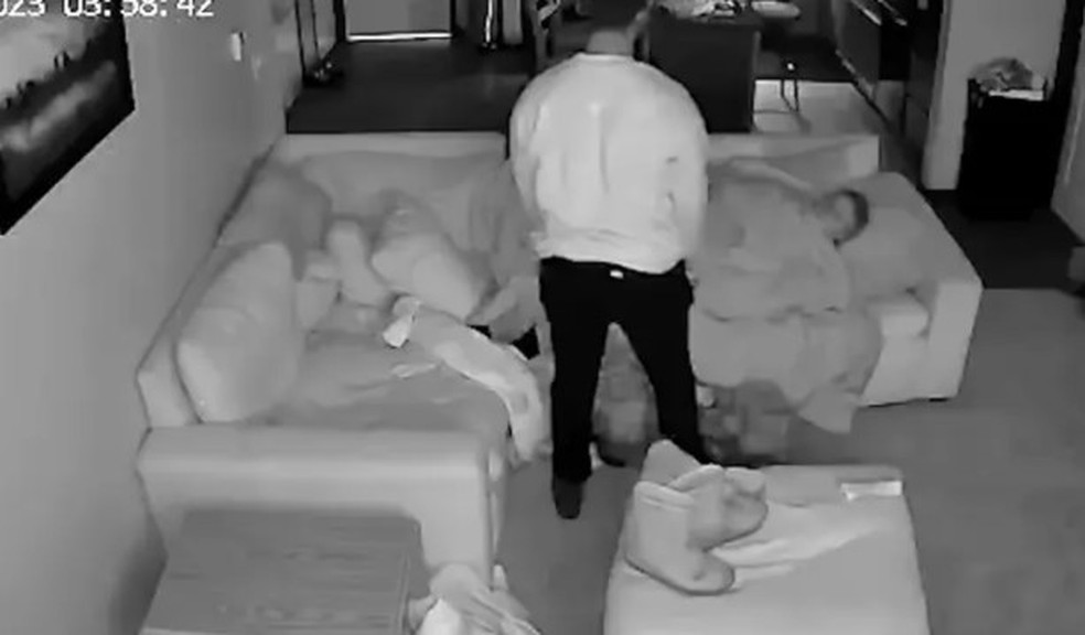 Homem invade casa à noite e fica observando moradora dormir — Foto: Reprodução/YouTube