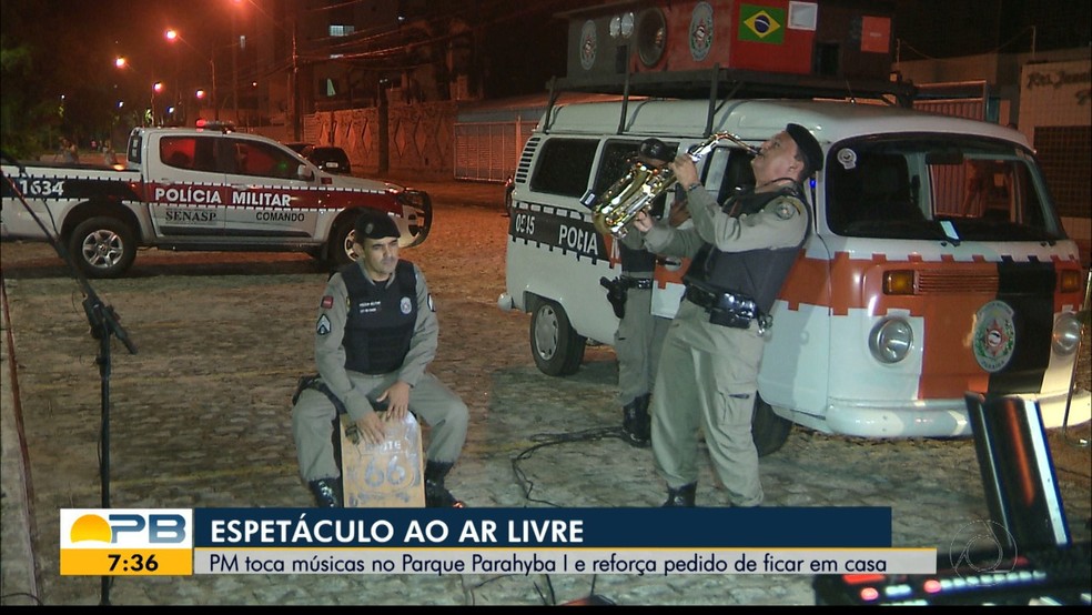Policiais tocam músicas pelas ruas de municípios da Paraíba — Foto: TV Cabo Branco/Reprodução