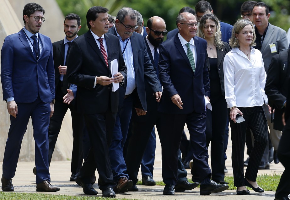 Vice-presidente eleito, Geraldo Alckmin, e integrantes da equipe de transição