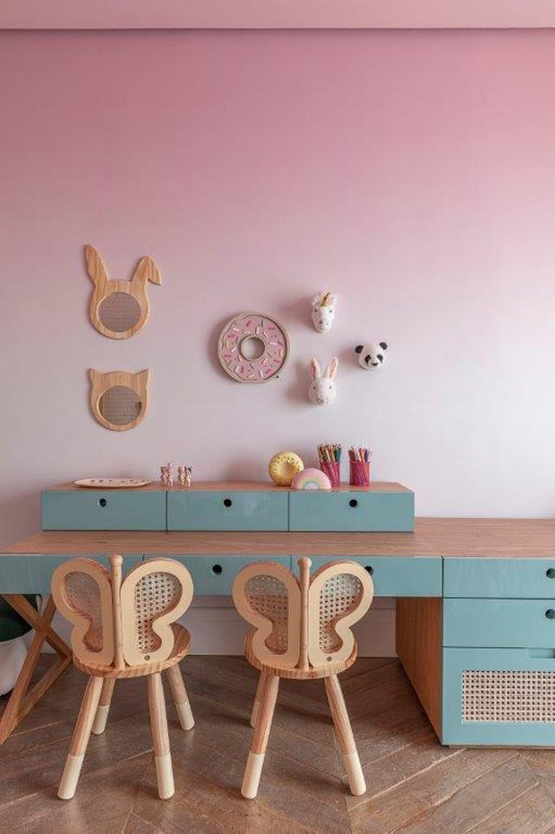 Décor do dia: quarto infantil com papel de parede rosa e marcenaria verde (Foto: Rafael Renzo)