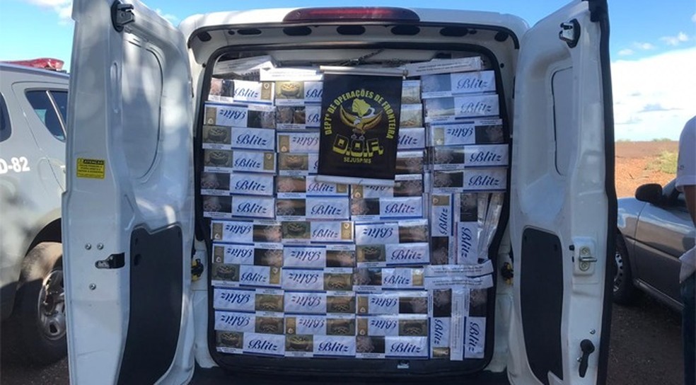 Carga com 2.250 pacotes de cigarros estavam em carroceria de veículo apreendido em Ponta Porã (MS). — Foto: Departamento de Operações de Fronteira/Divulgação