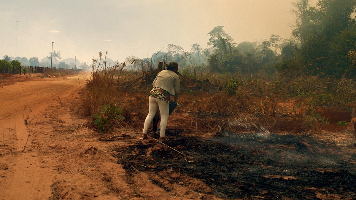 Cecília Rodrigues, moradora do assentamento 12 de Outubro, tenta apagar fogos que queimaram a reserva legal e ameaçaram toda a comunidade (Foto: Fernanda Liguabue e Victor Moriyama)
