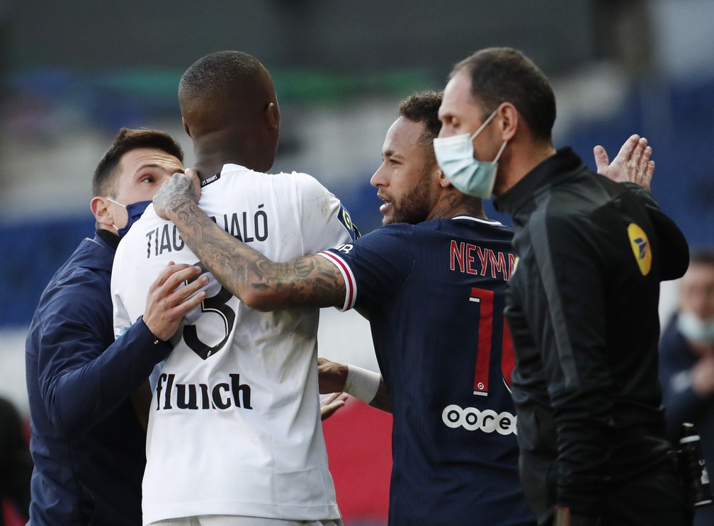 Neymar tenta conversar com Djaló na saída de campo após a expulsão dos dois, mas jogador do Lille não aceitou aproximação do brasileiro, e ambos discutiram na entrada dos vestiários — Foto: Benoit Tessier/Reuters