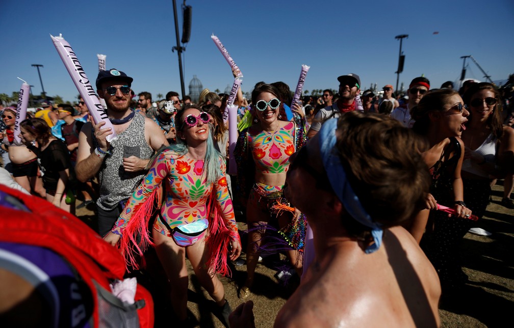 Frequentadores do festival Coachella 2018 assistem à performance do festival — Foto: Mario Anzuoni/Reuters