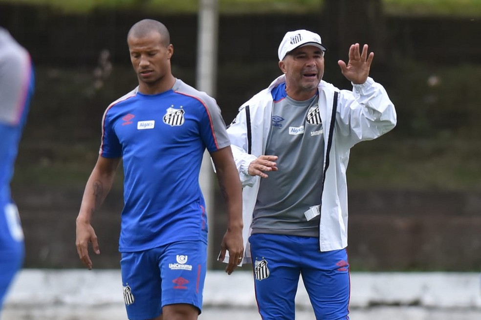 Jorge Sampaoli e Carlos SÃ¡nchez em treino do Santos â€” Foto: Ivan Storti/Santos FC